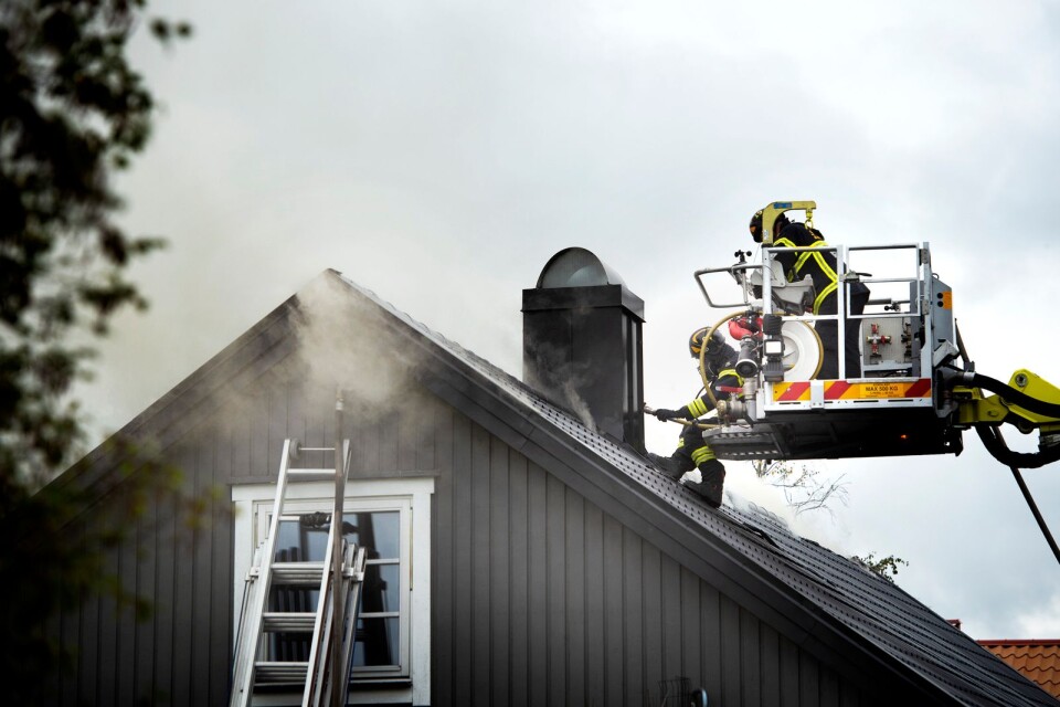 Räddningstjänsten har försökt släcka branden från taket.