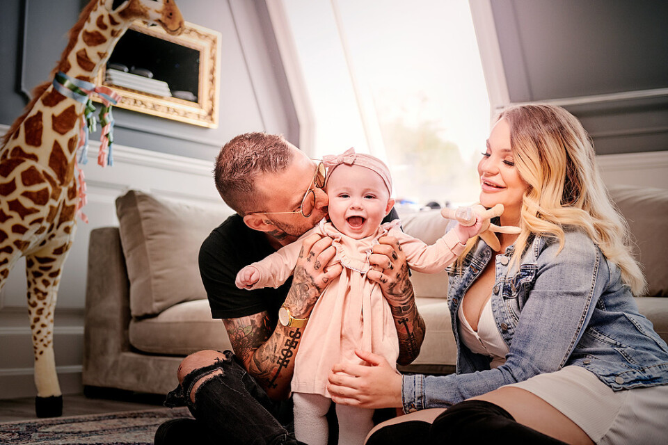 Joakim och Jonna Lundell med dottern Lunabelle. Pressbild.
