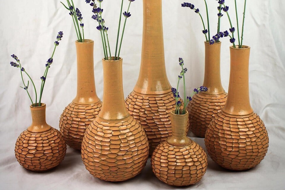 Hos Skabbekattens keramik i Djurstad finns bland annat vaser med utskrapade mönster.