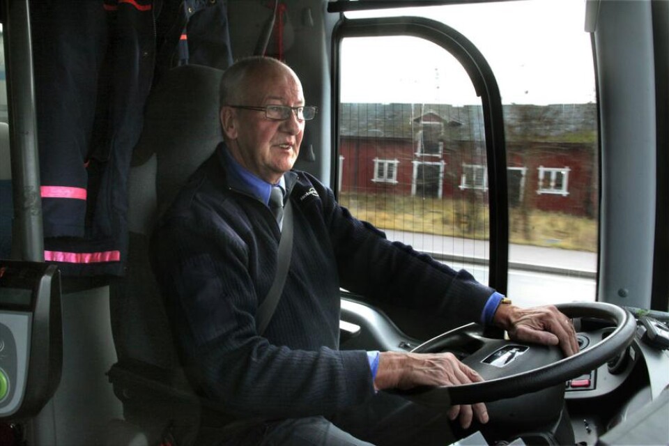 Busschauffören Jan Hagberg har varit med om två byten till nya biljettsystem. Nu ser han fram emot att slippa kontanthanteringen.