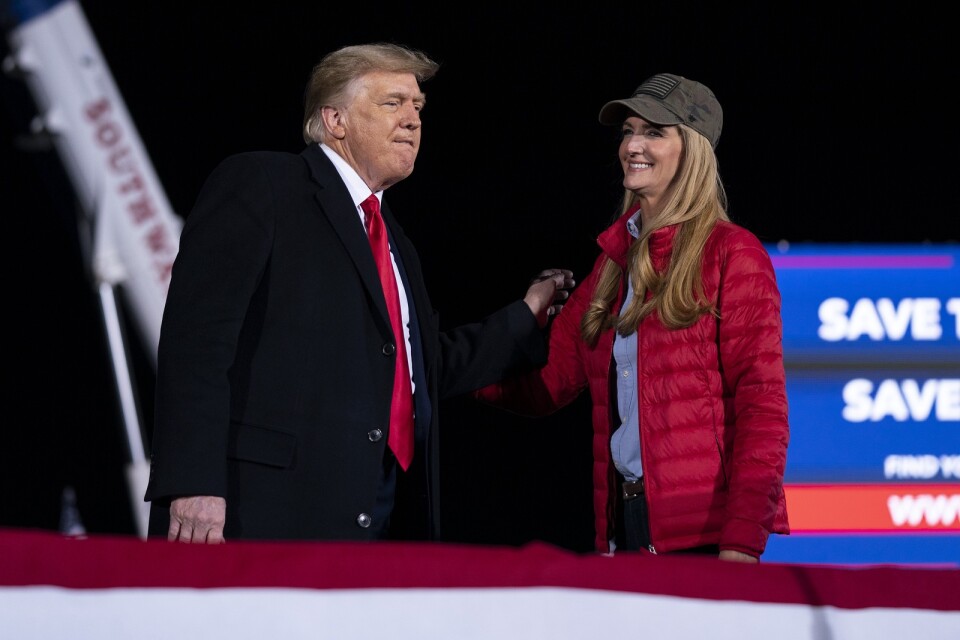 USA:s president Donald Trump och den republikanska kandidaten Kelly Loeffler under ett kampanjmöte på måndagen.