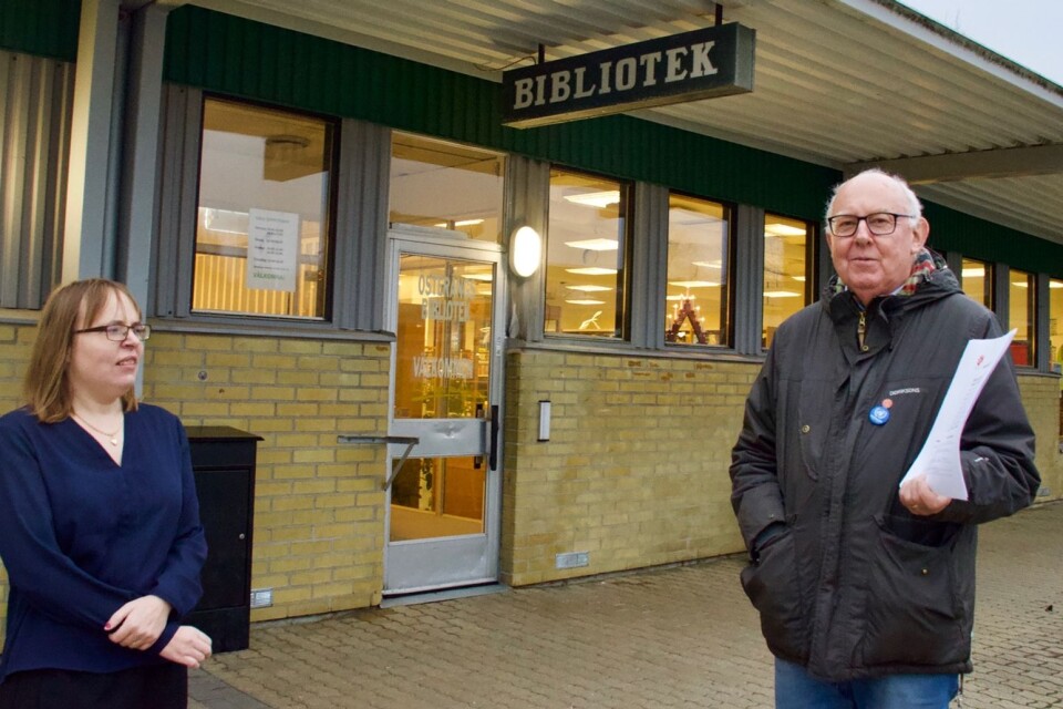 Jan Lindelöf (S) samlade in namn i protest mor nedläggningen av Österängs bibliotek. Här tillsamman med bibliotikarie Maria Magnusson