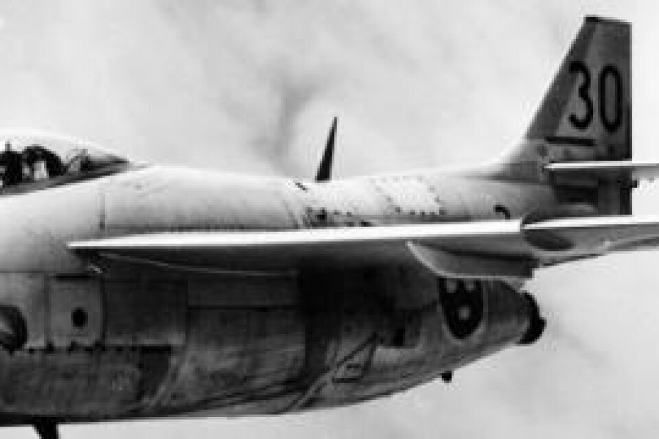J 29 "Flygande tunnan". Ensitsigt jetdrivet jaktplan med en hastighet på cirka 1 000 kilometer i timmen, byggt på Saab i Linköping. Tunnan var utrustad med automatkanoner och jaktraketer. Tunnan hade en tid världsrekordet i hastighetsflygning med krigsflygplan. Tunnan fanns på F 12 1952-1959. Den fanns även i en spaningsversion, S 29. Arkivfoto