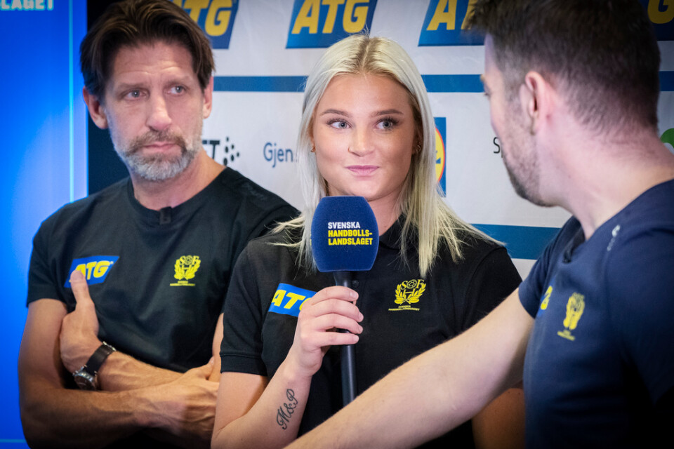 Förbundskaptenen Tomas Axnér och mästerskapsdebutanten Clara Lerby när den svenska VM-truppen presenterades.