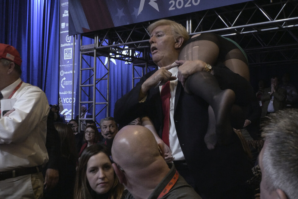 Borat (Sacha Baron Cohen) klär ut sig till Trump och tar sig in på ett republikanskt konvent där kaos uppstår. Pressbild.