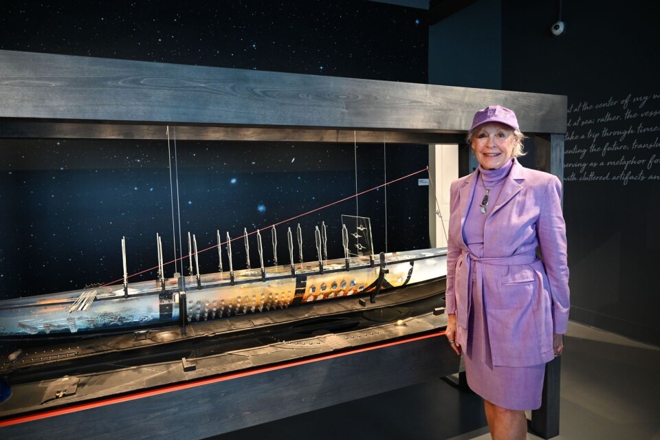 Trish Duggan vid "The million dollar boat" på sitt museum Imagine Museum i Florida.