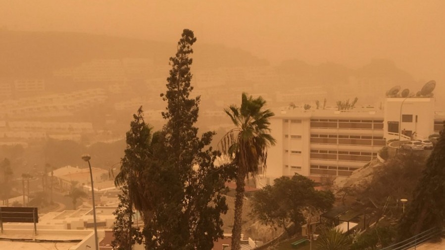 När sandstormen drog in färgades himlen orange. Foto: Richardt Rasmussen
