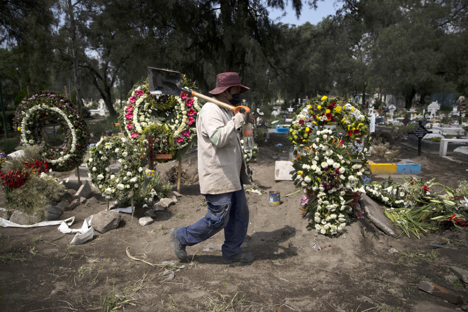 Gravar för covidoffer på en kyrkogård i Mexico City.