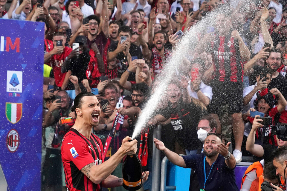 Zlatan Ibrahimovic firar efter att Milan vann ligatiteln tidigare i somras. Nu uppges han förlänga kontraktet med ett år.