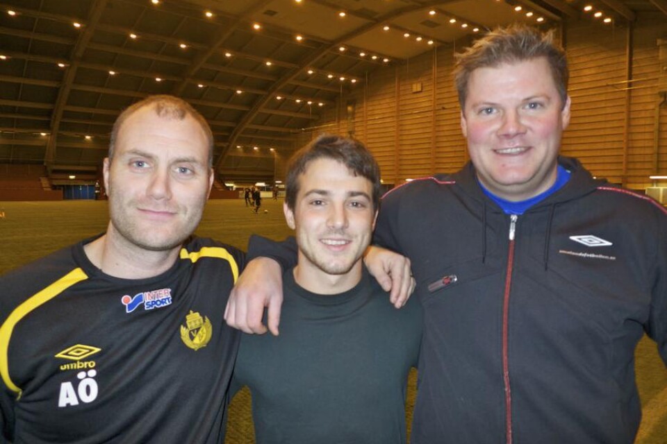 Amerikanen Tom Grogan flankeras av Växjö BK:s tränarteam Andreas Öhman och Andreas Karlsson.