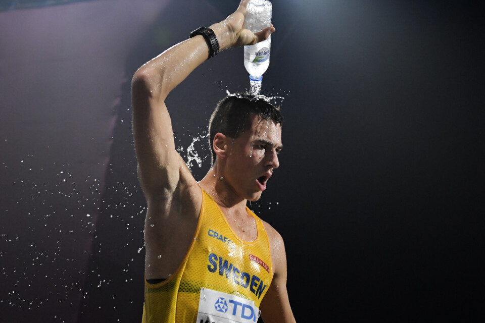 Gångaren Perseus Karlström svalkar sig med vatten när han tog VM-brons 2019 i Doha. Arkivbild.