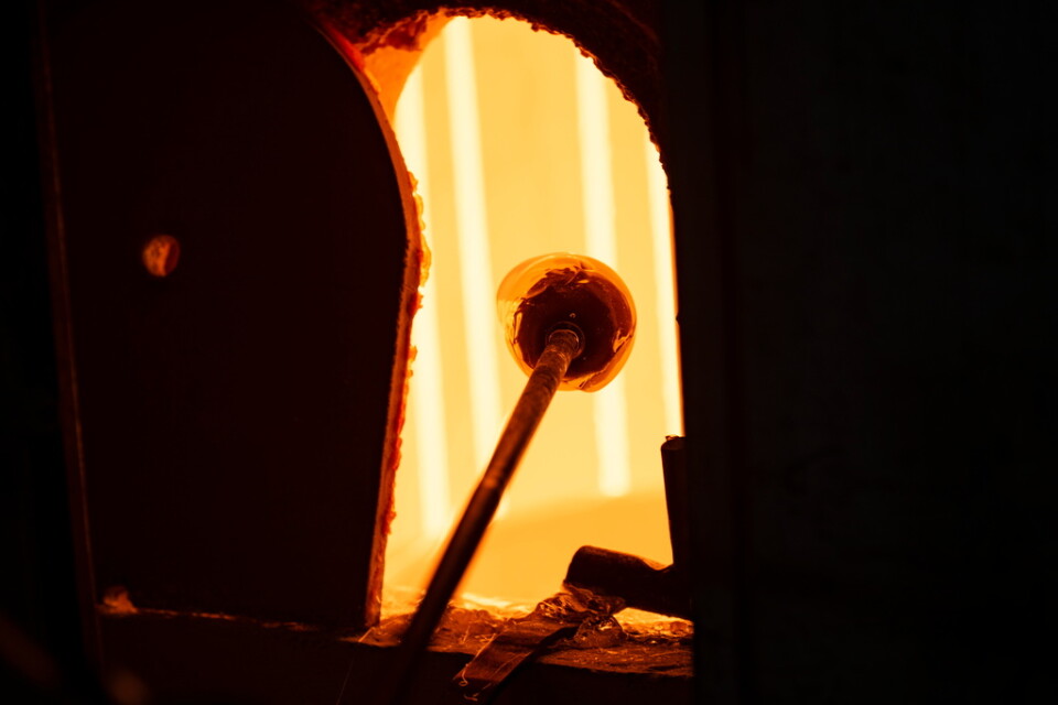 Produktion av skålar vid en av de eldrivna ugnarna på Målerås glasbruk i oktober 2022.