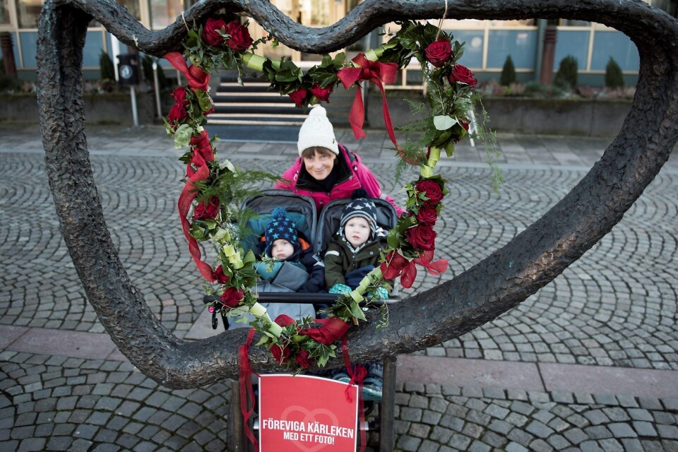 Alla hjärtans dag i Hässleholm. Olof och Alfred poserar med mormor Christina Dustler på Stortorget i Hässleholm.
