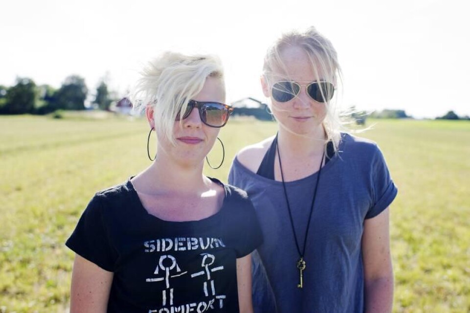 Victoria Ahlberg och Erika Rosén startade Äspöfestivalen som en sommarfest, men redan året därpå hade det växt till en festival. I år hoppas de på 400 besökare.