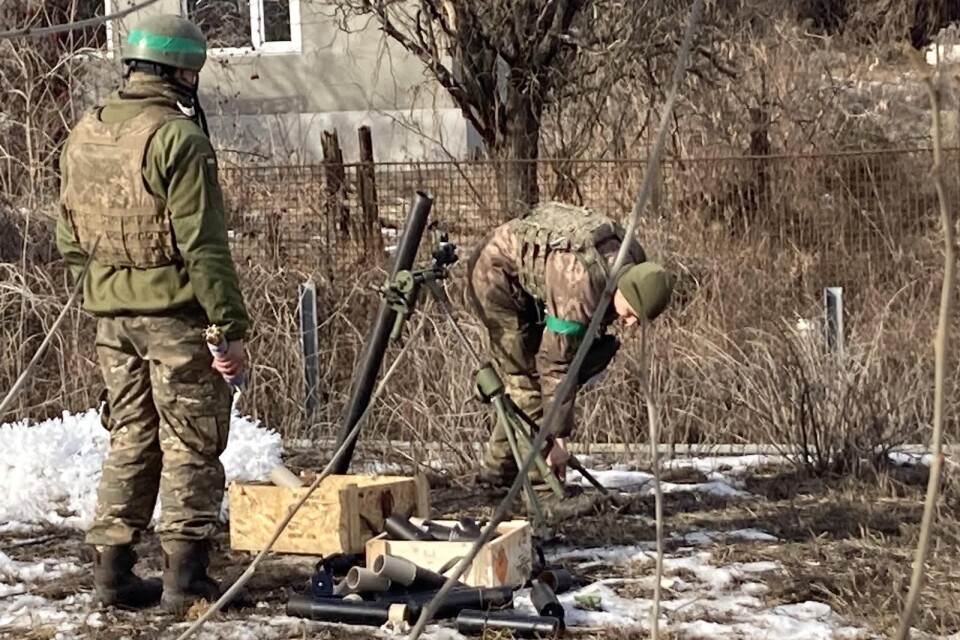 Ukrainska soldater i Bachmut riggar en granatkastare riktad mot fienden en dryg kilometer bort.