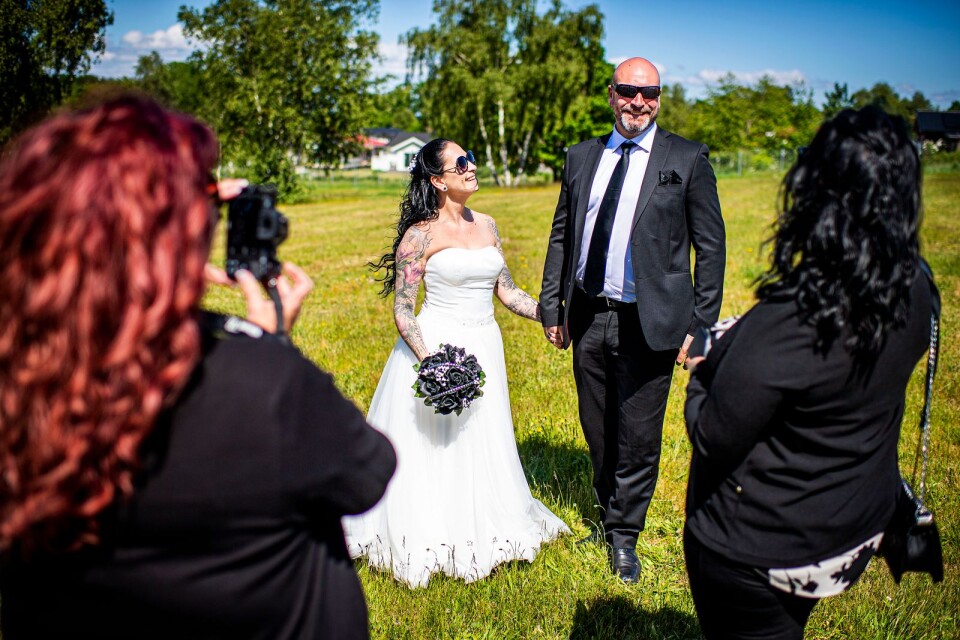 Sara Sigbo och Christian Andersson blev under torsdagen äkta makar på ett öde fält i Norje.