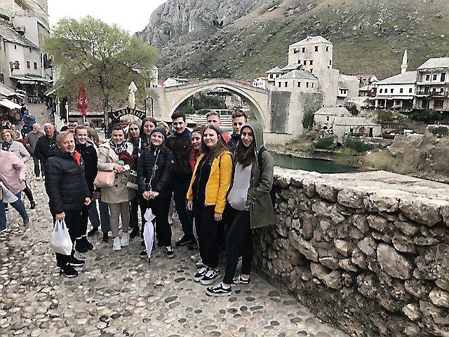 Efter besöket i Mostar bad eleverna sina lärare på Läredaskolan att berätta mer om kriget i det forna Jugoslavien.
		                              Foto: Privat