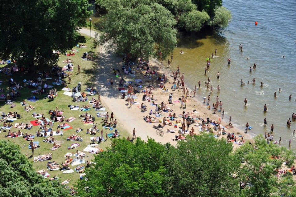 Just när badsäsongen närmar sig grumlas glädjen av en EU-rapport. 16 av Sveriges badplatser bedöms ha dålig vattenkvalitet. För ett år sen var det bara sju. Många badande i fjol är en möjlig förklaring. Rapporten grundas på mätningar under de senaste fy