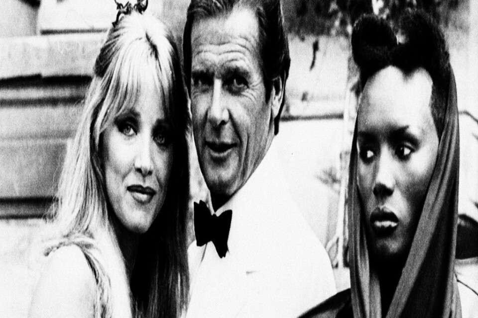 Tanya Roberts, Roger Moore och Grace Jones vid inspelningen av "Levande måltavla" 1985.