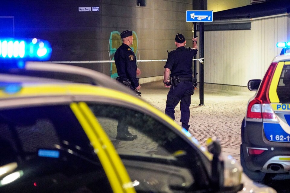 Polis på plats på Nya Torg i Hörby på lördagskvällen efter att två unga män har skadats i ett stort bråk.