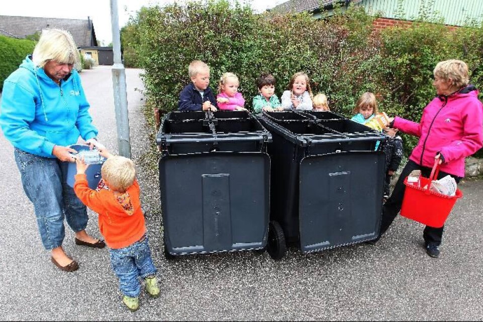 Gun Wejfalk, Boel Andersson och deras dagbarn är flitiga sopsorterare. Barnen har lärt sig i vilka fack plastflaskor, papper, matavfall, blöjor och metallburkar ska läggas.