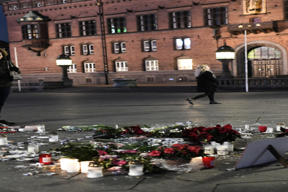 Människor lägger ned blommor i Köpenhamn för att hedra de två kvinnor som mördades på en kampingplats i Atlasbergen i Marocko. Arkivbild,