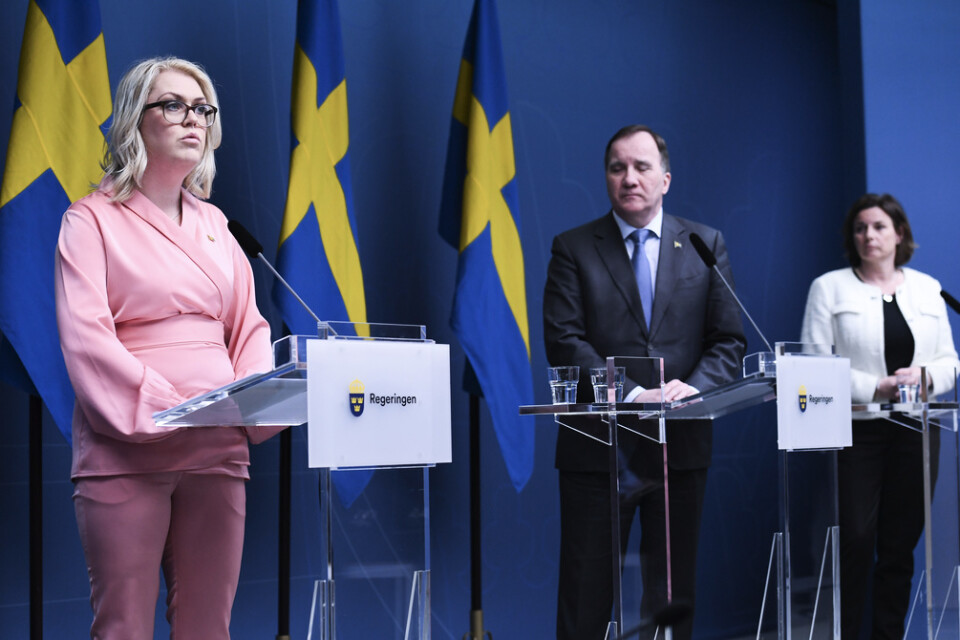 Socialminister Lena Hallengren (S), statsminister Stefan Löfven (S) och vice statsminister Isabella Lövin (MP) har nu riksdagens stöd för att ta snabba beslut för att hindra smittspridning.