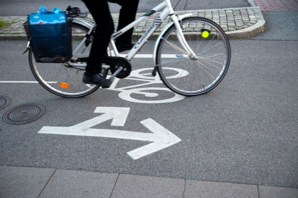 Skribenten erkänner att hen då och då cyklar på trottoaren.