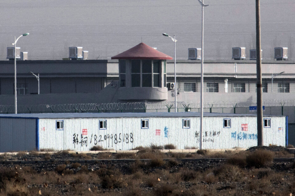Ett vakttorn utanför Kunshans industriområde i Artuc i Xinjiang i västra Kina. Det är ett av interneringslägren där totalt uppskattningsvis en miljon uigurer sitter. Arkivbild.
