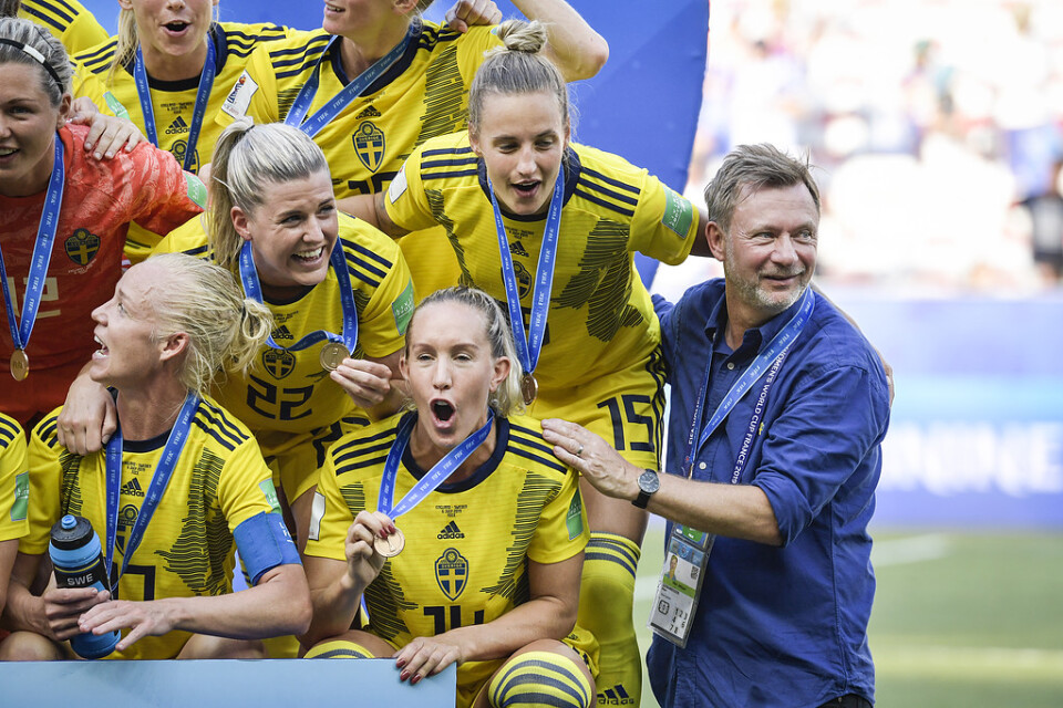 Sveriges förbundskapten Peter Gerhardsson jublar med laget efter segern i VM-bronsmatchen mot England. Arkivbild.