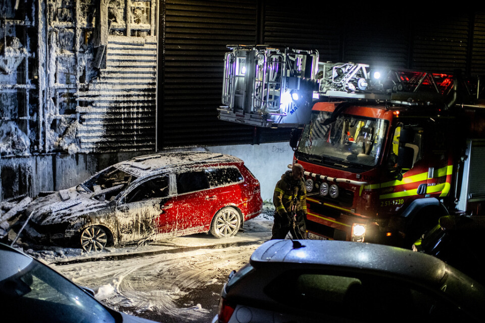 Fler än 15 bilar skadades eller blev helt förstörda i en brand i Majorna i Göteborg under natten till torsdagen. Branden spred sig till fasaden på en radhuslänga, men ingen person skadades.