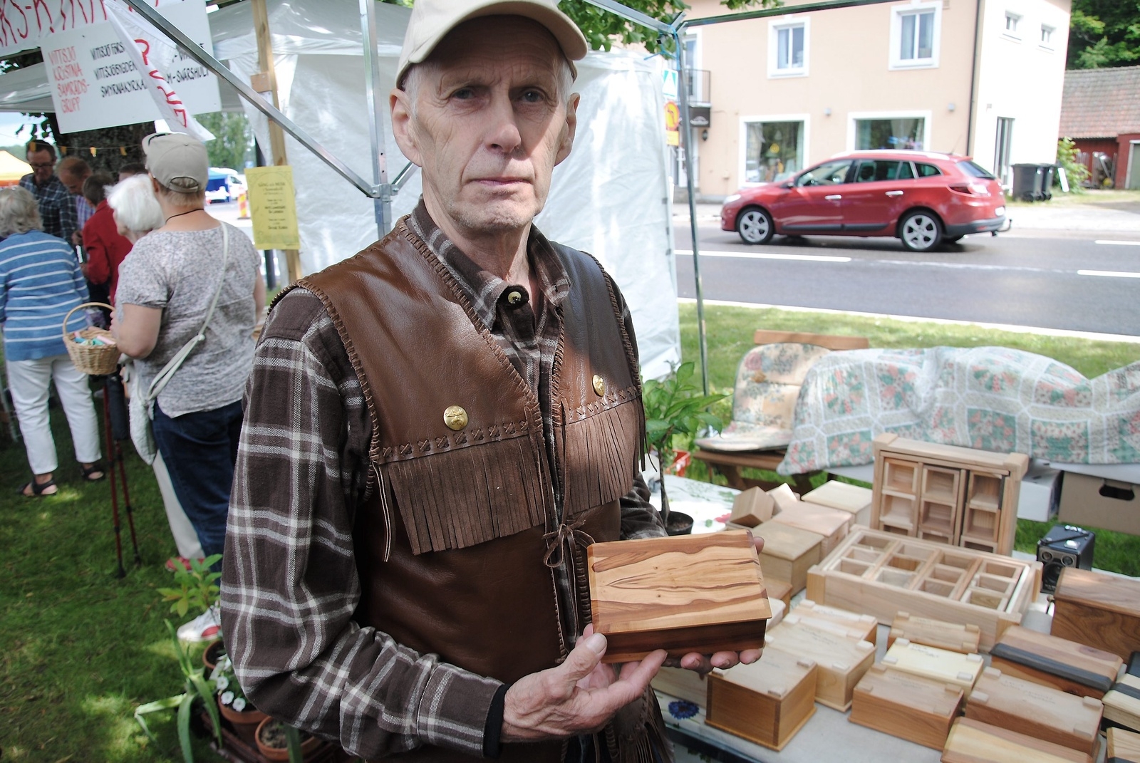 Lars-Erik Svensson hade åkt från Korsamåla för att sälja sina träskrin. Försäljningen gick sådär.                   Foto. Stefan Olofson