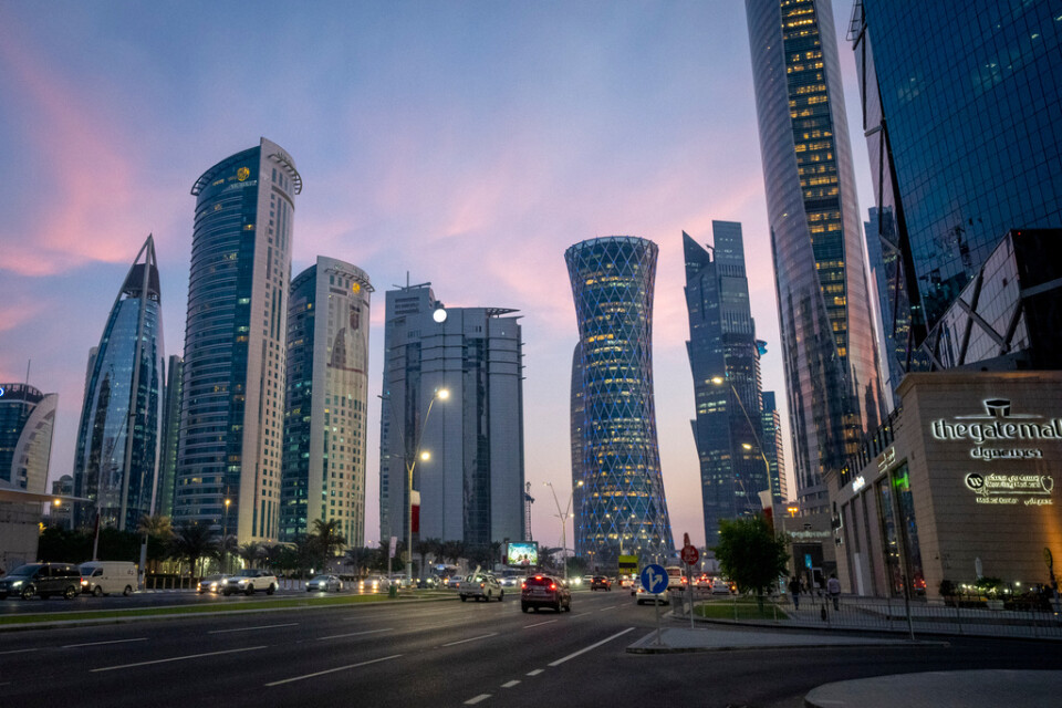 Det hotelltäta West Bay-området i Qatars huvudstad Doha. Flera hotell som Internationella fotbollsförbundet rekommenderar under VM i Qatar senare i år tar inte emot homosexuella gäster, visar en undersökning från SVT, NRK och DR. Arkivbild.