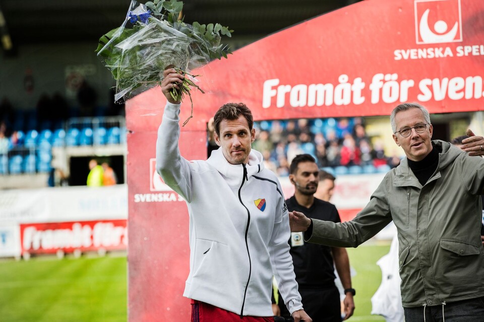 Andreas Isaksson fick blommor av kommunalrådet Torbjörn Karlsson (S) innan avspark.