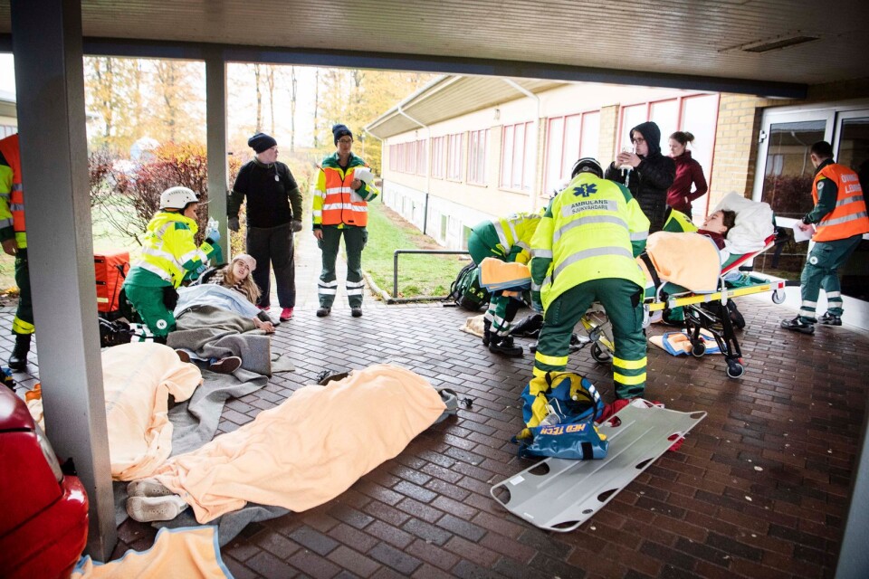 Polisen, Räddningstjänsten och Landstingets ambulanssjukvårdare har haft en storövning i Sölvesborg den här veckan. Scenariot var det värsta tänkbara. En galning har attackerat skolelever på Bokelundsskolan.