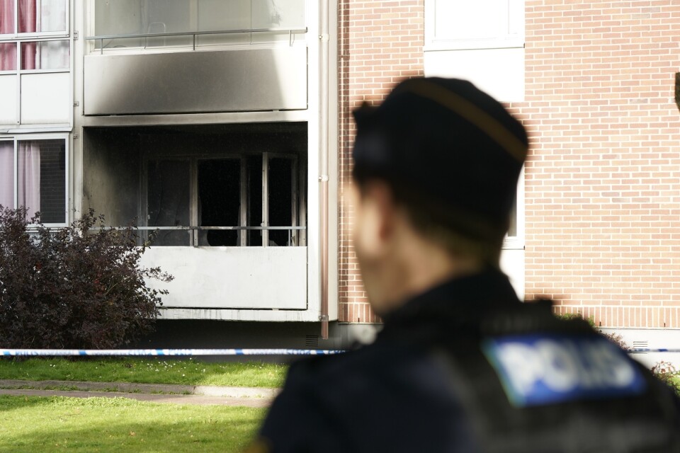 En mindre brand utbröt i en lägenhet i ett flerfamiljshus i Rosengård i Malmö efter att boende larmat om en hög smäll.