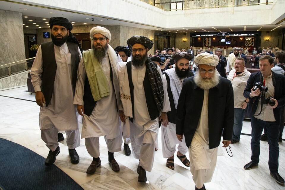 Talibanerna anländer till förhandling i Moskva i maj i år. I mitten syns Abdul Ghani Baradar, talibanernas högste politiske ledare. Förhandlingarna dödförklarades av USA i början av september.
