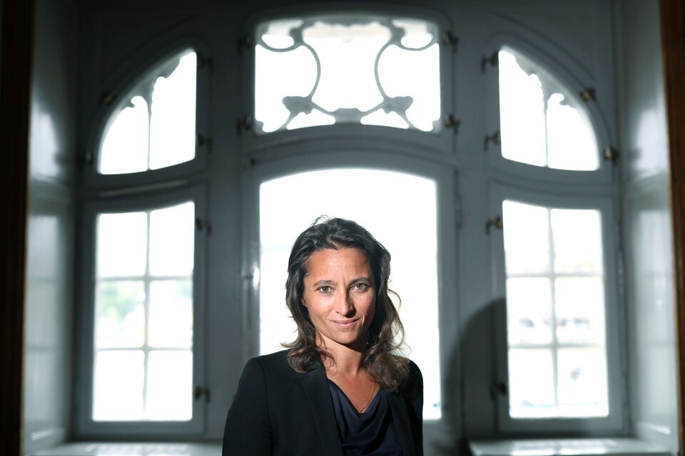 Den franska författaren Nina Bouraoui är aktuell på svenska med boken "Alla människor har av naturen ett begär att få veta”.