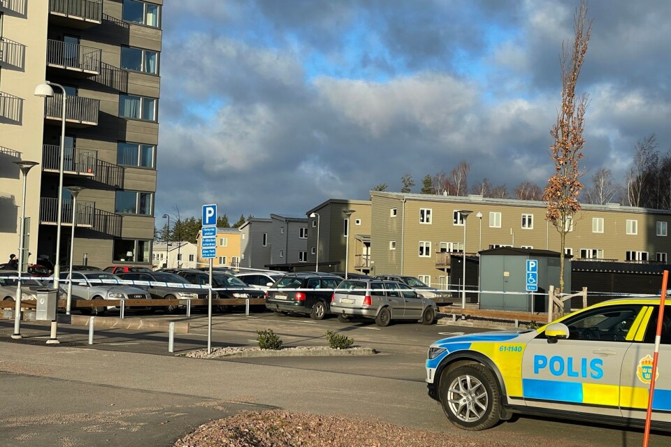 En parkeringsplats i Snurrom spärrades under morgonen av för att polisen ska göra en teknisk undersökning.