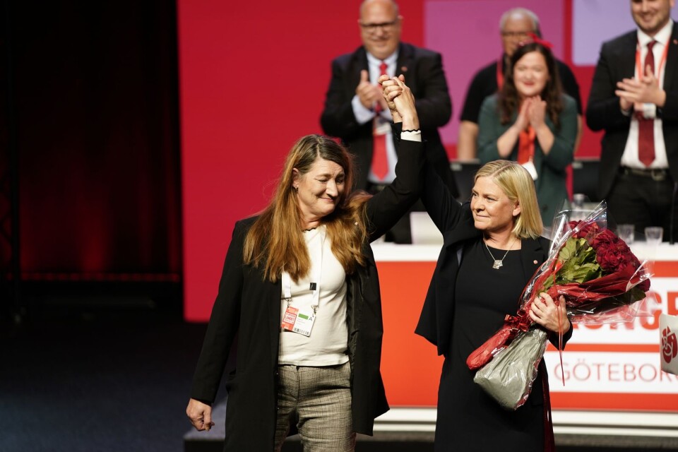 LO:s Susanna Gideonsson hyllar Magdalena Andersson efter att hon valts till ny partiordförande för Socialdemokraterna under torsdagen på socialdemokraternas kongress i Göteborg.