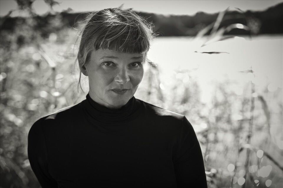 Den grafiska formgivaren Nina Ulmajas biografi om Edith Södergran som fotograf är uppbyggd av ett antal brev till den finlandsvenska poeten.