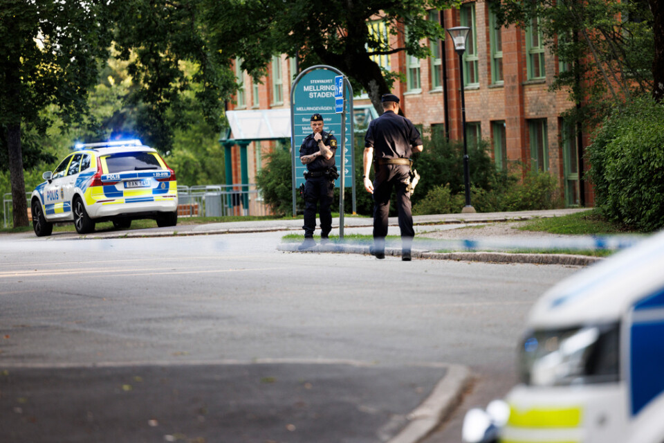 Polis på plats vid Mellringeskolan på väster i Örebro, där en man sköts ihjäl den 19 juli. Enligt polisen sågs flera personer lämna platsen, varav några på moped. Arkivbild.