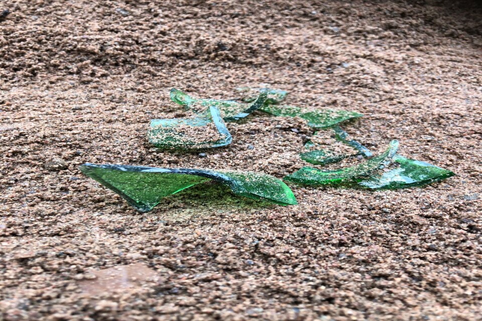 Montessoriförskolan Solstrålen upptäckte glasskärvor i sanden vid rutschkanan i lekparken i Södra parken.
