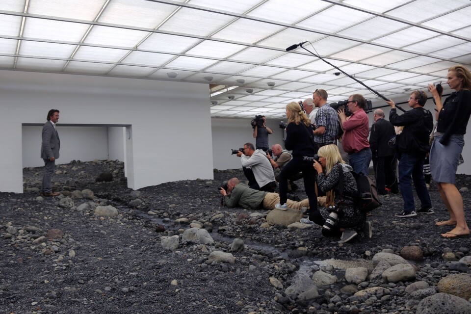 Fotografer på plats när den isländske konstnären Olafur Eliasson förvandlat några rum på Louisiana till ett stenrike med en bäck.