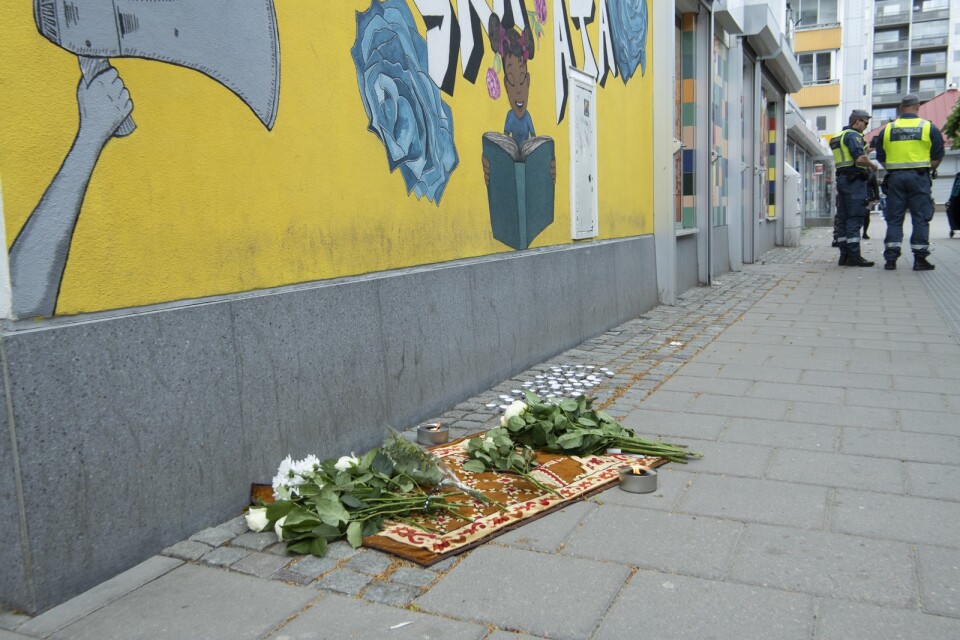 Blommor och ljus vid platsen där en man sköts ihjäl i Husby i nordvästra Stockholm den 31 maj.
