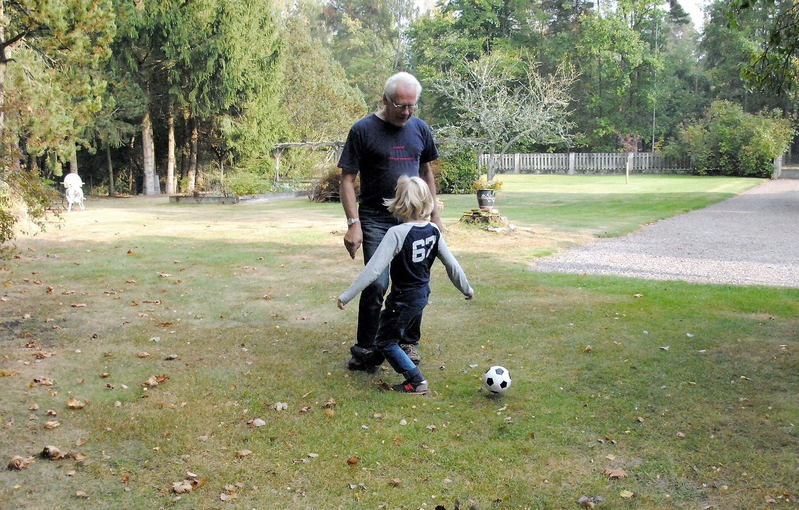 När han är på besök i Arkelstorp är det bästa att få spela fotboll med farfar Ronnie.