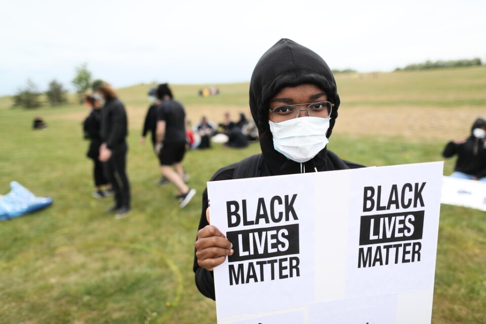 Kebe Amadou demonstrerar till stöd för Black lives matter-rörelsen på Ribersborgsstranden i Malmö på torsdagen.