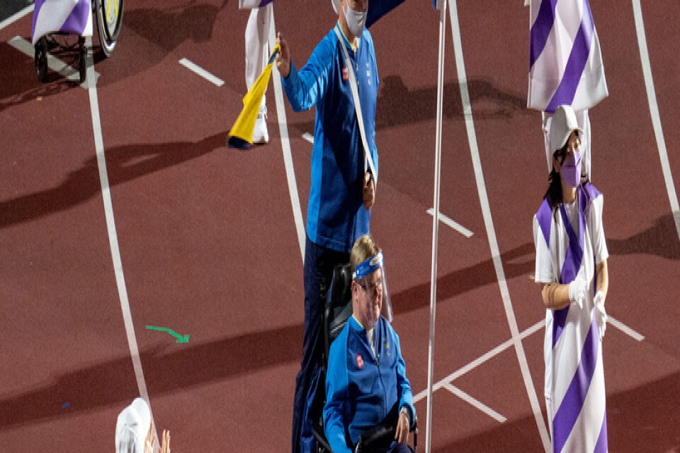 Philip Jönsson med den svenska flaggan under avslutningsceremonin i Paralympics.