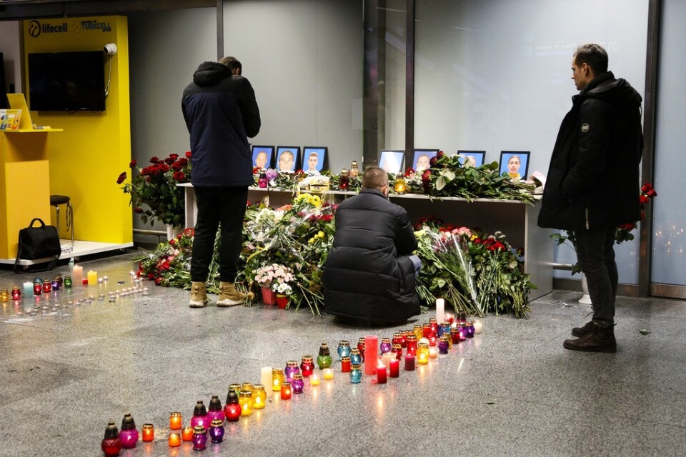 I Ukraina sörjer anhöriga de ukrainare som omkom i kraschen i Iran. Minst tio av de döda i kraschen var svenskar.