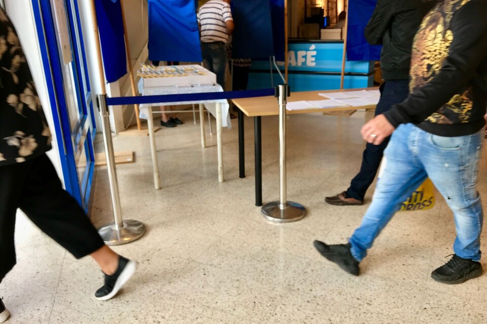 Röstlokalen på City Gross i Karlskrona har kritiserats för att inte garantera valhemligheten på grund av röstsedlarnas placering och mycket folk i rörelse runtomkring.